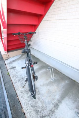 階段下にある駐輪場先着順。有料。空き要確認。