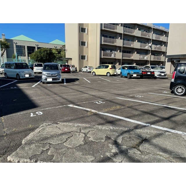 岐阜市市橋６丁目のアパートの駐車場