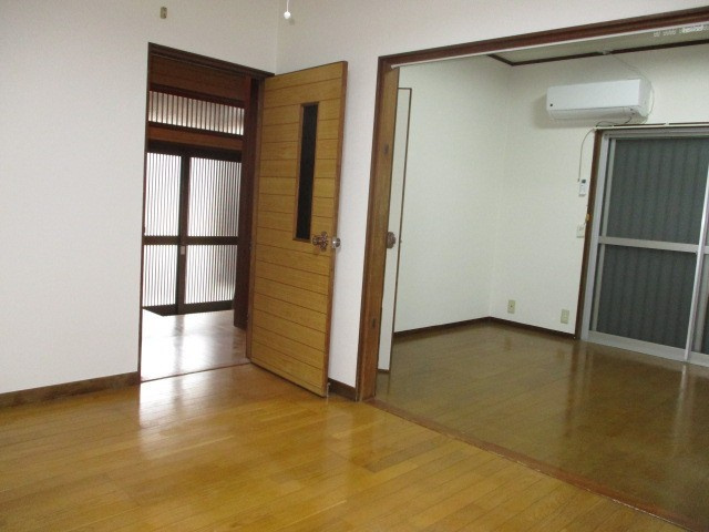 生駒郡斑鳩町神南３丁目の一戸建ての居間・リビング