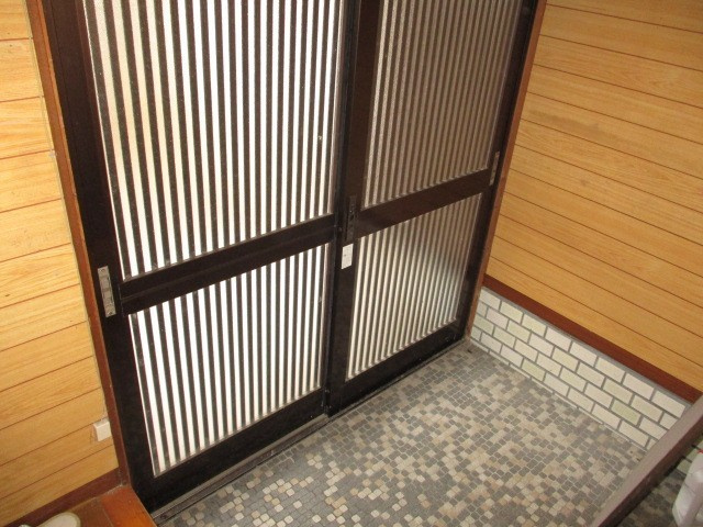 生駒郡斑鳩町神南３丁目の一戸建ての玄関