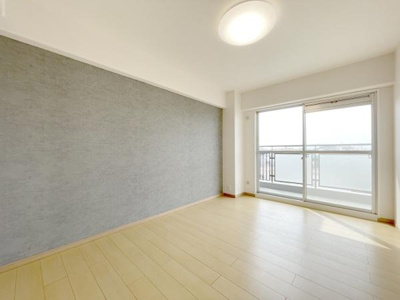 【寝室】 | 堺東グリーンハイツ | 大きな窓からたっぷりの日差しが降り注ぐ明るい室内です。気持ちの良い朝日を受けて、目覚めの良い健康的な朝を迎えられそうです。 
