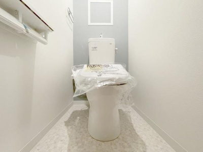 【トイレ】 | 堺東グリーンハイツ | 清潔感のあるトイレです！タオルフォルダーも付いておりそのまま手洗いもできます。