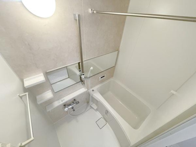 【浴室】 | 堺東グリーンハイツ | 限られた空間を広く見せるワイドミラーを採用したバスルーム。アクセントパネルで落ち着きのある雰囲気を演出♪