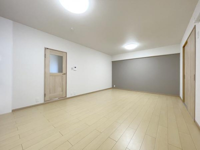 【居間・リビング】 | 堺東グリーンハイツ | ここにはみんなが集い、食事と楽しい会話が始まる。話に夢中になりすぎて、ついつい時を忘れてしまう。そんな束の間の幸せを感じさせてくれる場所。