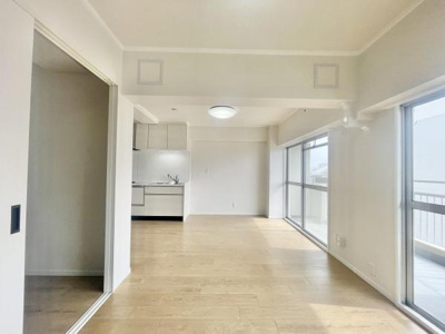 【居間・リビング】 | カルム堺Ｂ棟 | 大切なご家族が集まるからこそＬＤＫはこだわりたい！休日はおひさまの光をたっぷりと取りこめるリビングでゆったりと過ごしませんか？