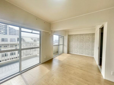 【居間・リビング】 | カルム堺Ｂ棟 | 室内にいても、たっぷりの陽光と爽やかな風を感じて頂けます！
ご家族と穏やかに過ごす、心地の良い時間が流れます。