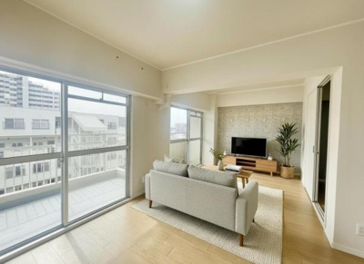 【居間・リビング】 | カルム堺Ｂ棟 | 【家具配置イメージ画像】ラグやソファで雰囲気を変えたりいろんなアレンジが楽しめます！