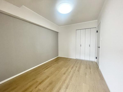 【寝室】 | カルム堺Ｂ棟 | 木目のフローリングが暖かみのある室内に。明るい寝室で心地のいい朝を迎えられそう。