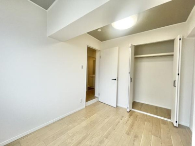 【洋室】 | カルム堺Ｂ棟 | 全居室には収納を完備！普段使いのお洋服や小物はもちろん、季節物のお洋服などもしっかりと整理整頓おしまい頂けます。居室空間をより広く隅々までお使いいただけますね♪