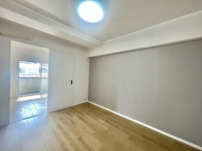 【洋室】 | カルム堺Ｂ棟 | LDKと隣接した洋室！扉を開けると開放感あふれる空間に！