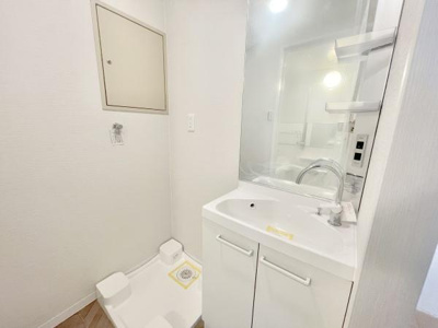 【独立洗面台】 | カルム堺Ｂ棟 | 明るく使い勝手の良い洗面所です！ゆとりの洗面スペースで朝の身支度も快適スムーズに。