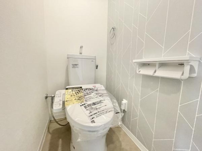 【トイレ】 | カルム堺Ｂ棟 | 節水型でエコなトイレには、今では当たり前のウォシュレット付き。便座を温める機能もついていて、居心地良くてトイレから出られなくなるかも！