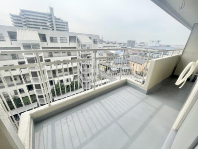 【バルコニー】 | カルム堺Ｂ棟 | 太陽の光と爽やかな風を受けたお洗濯物はあっという間に乾き、取りこむ時には太陽の匂いを感じられそうですね♪