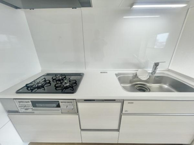 【キッチン】 | カルム堺Ｂ棟 | 食器洗乾燥機付きで家族の食器もピカピカ。後片付けもラクラクこなせて、日々の生活には欠かせない便利設備。環境にもママの手にも優しいのがうれしいですね。