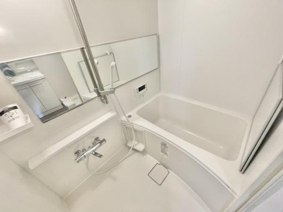 【浴室】 | カルム堺Ｂ棟 | 限られた空間を広く見せるワイドミラーを採用したバスルーム。
毎日の疲れを癒やすバスタイムを♪