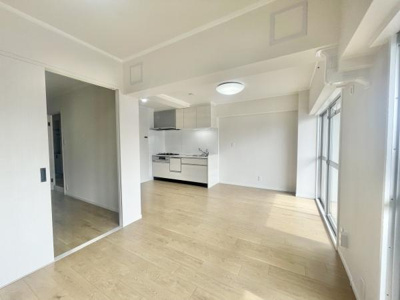 【居間・リビング】 | カルム堺Ｂ棟 | 11.8帖のリビングダイニング。リビングは家族のオアシスへ
毎日家族が笑顔で生活する空間であるリビング。
