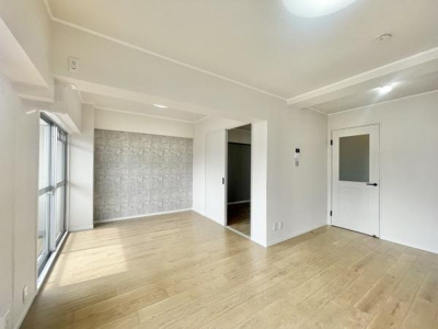 【居間・リビング】 | カルム堺Ｂ棟 | ここにはみんなが集い、食事と楽しい会話が始まる。話に夢中になりすぎて、ついつい時を忘れてしまう。そんな束の間の幸せを感じさせてくれる場所。