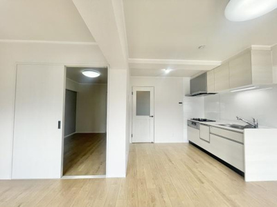 【居間・リビング】 | カルム堺Ｂ棟 | ご家族の対話を重視したリビング！『ただいま！』『おかえり！』の声がいつも聞こえて安心です♪ 