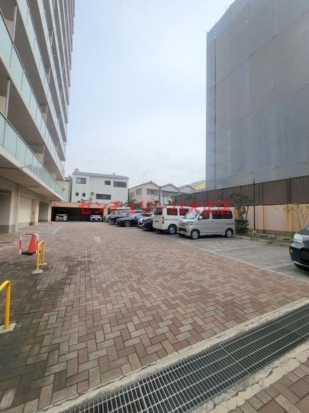 ファミール西九条の駐車場