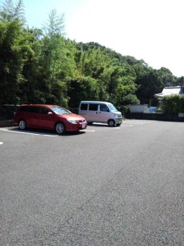 ピネストピア伊形の駐車場