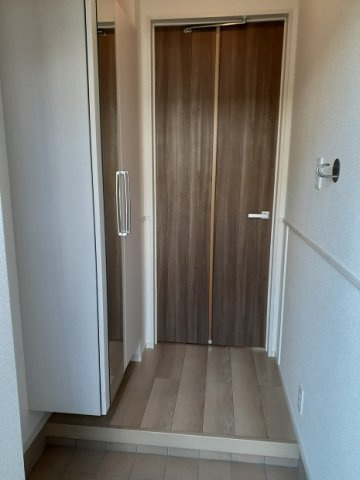 ＰＬＡＩＮ　桃の木の玄関
