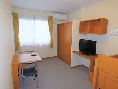 レオパレス御所の居間・リビング|カーテンやテーブル、テレビも備え付けです