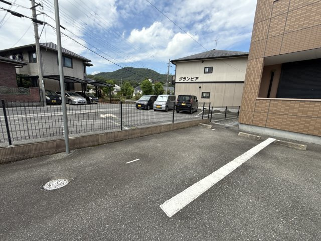 フェイバリットの駐車場