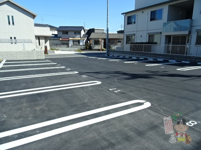 メゾンみくりな白石の駐車場