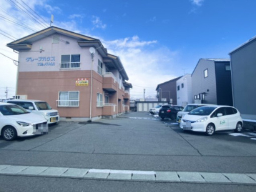 グレープハウスTAJIMAの駐車場