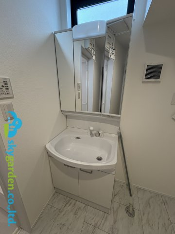 藤沢市辻堂太平台　新築戸建　全5棟4号棟の独立洗面台|三面鏡付き洗面化粧台