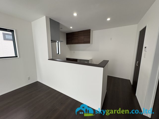 藤沢市辻堂太平台　新築戸建　全5棟4号棟の内装|会話が弾む対面キッチン