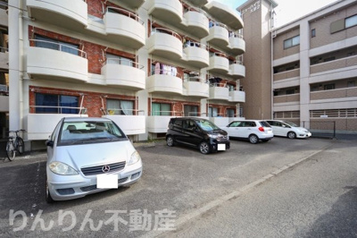 【駐車場】 | パールメゾン宮川 | 駐車場に車を止められます