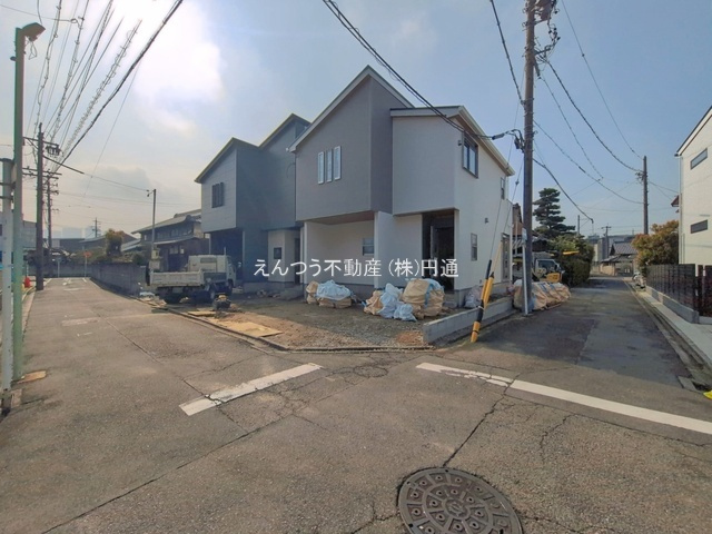 ファーストタウン日比津町の前面道路含む現地写真