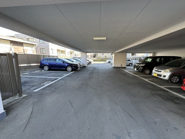 シティ光陽朝霞の駐車場