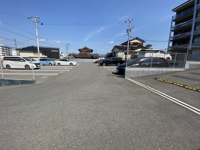 アインス和泉の駐車場