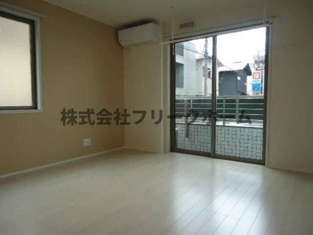 武蔵野市中町１丁目のアパートの居間・リビング