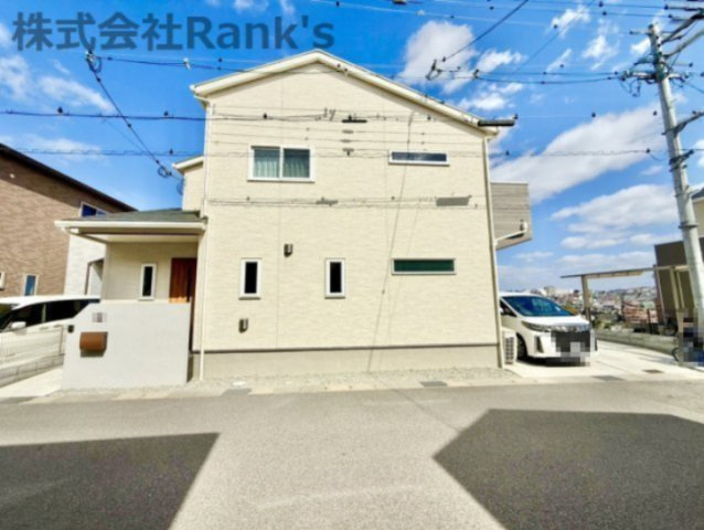 明石市東野町の外観|明るく爽やかな印象の白い外観♪山電「大蔵谷」駅は徒歩11分♪
眺望良好、陽当たり良好◎駐車が苦手な方も嬉しい前面6ｍ道路。2台駐車可能♪