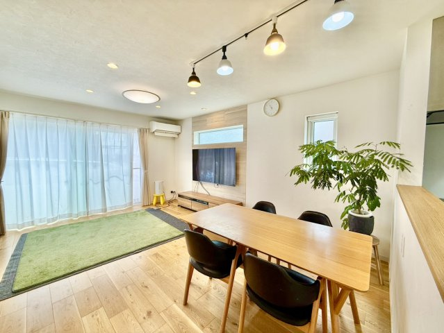 明石市東野町の居間・リビング|大きな窓があり照明なしでもとても明るいです♪対面キッチンで家族と会話しながらお料理が楽しく出来ます♪