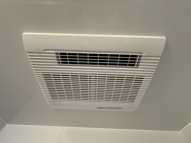ハイマート若松の脱衣所|新品交換済み！身支度に必要となる様々なアイテムを収納可能な、使い勝手の良い独立洗面台です。