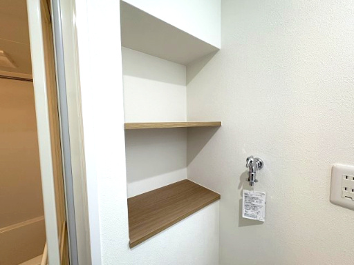 ハイマート若松の洋室|大きな荷物や季節物の衣類もすっきり片付く、大容量のウォークインクローゼット付きです。
