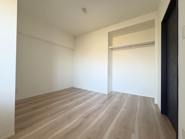 ハイマート若松の玄関|全建具新品交換済みのトータルコーディネート。