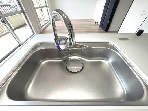 ハイマート若松のキッチン|浄水器一体型シャワー水栓です。