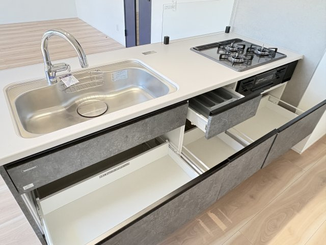 ハイマート若松のキッチン|スライド式収納、調理器具や調味料などがすっぽりと収まり、奥まで収納しても出し入れがしやすいキッチンです
