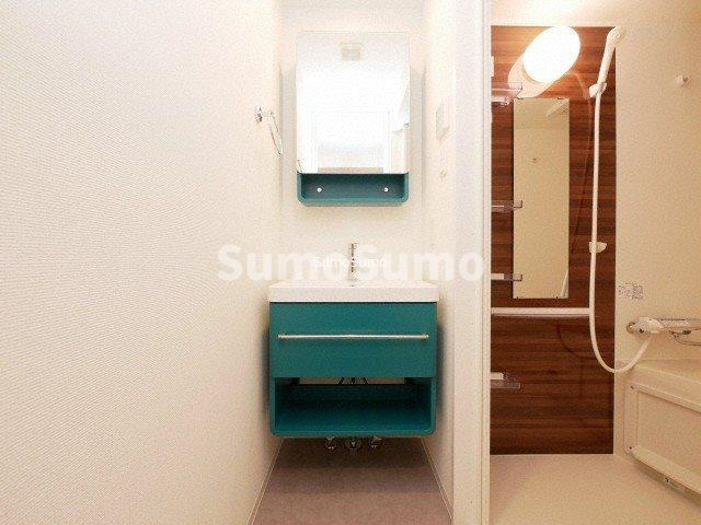 セレニテ日本橋プリエの洗面所|明るい洗面所です