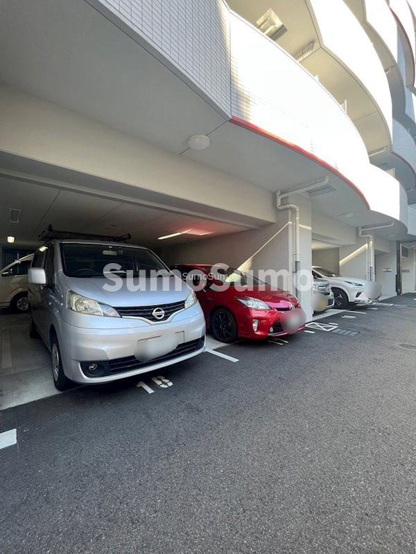 セレニテ日本橋プリエの駐車場