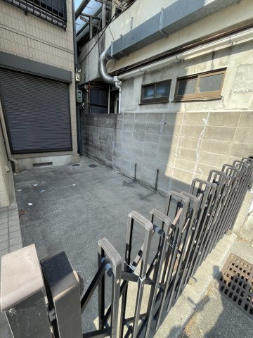 浜山通4丁目貸家の駐車場