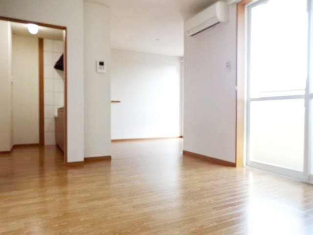 茅ヶ崎市香川７丁目のアパートの居間・リビング