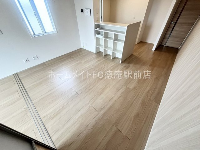 大阪市鶴見区今津中３丁目のアパートの居間・リビング