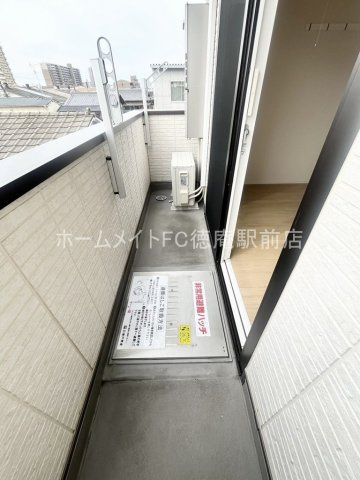 大阪市鶴見区今津中３丁目のアパートのバルコニー