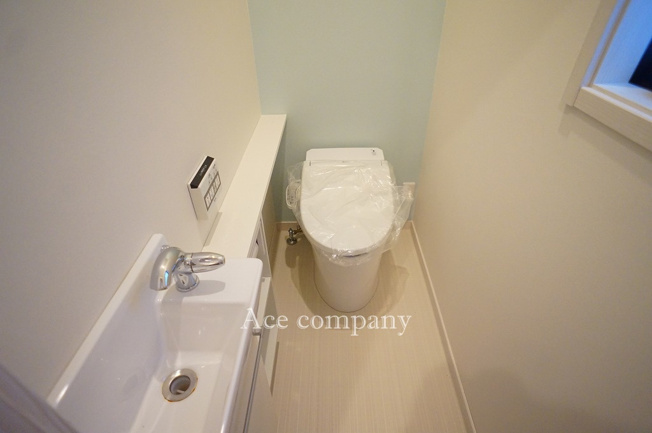 【トイレ】 | 八尾市太田6丁目 | 2階のトイレはお掃除楽々タンクレストイレです♪